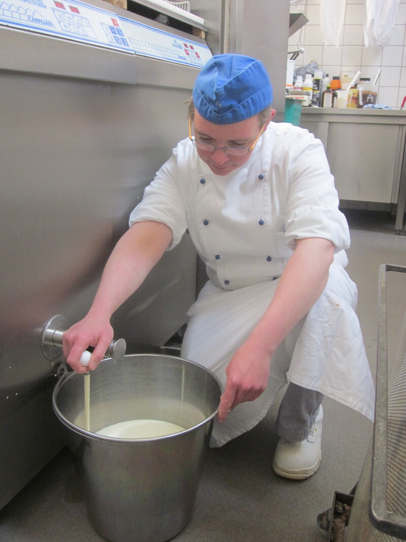 Die zehn Liter zum Gefrieren wird abgemessen.