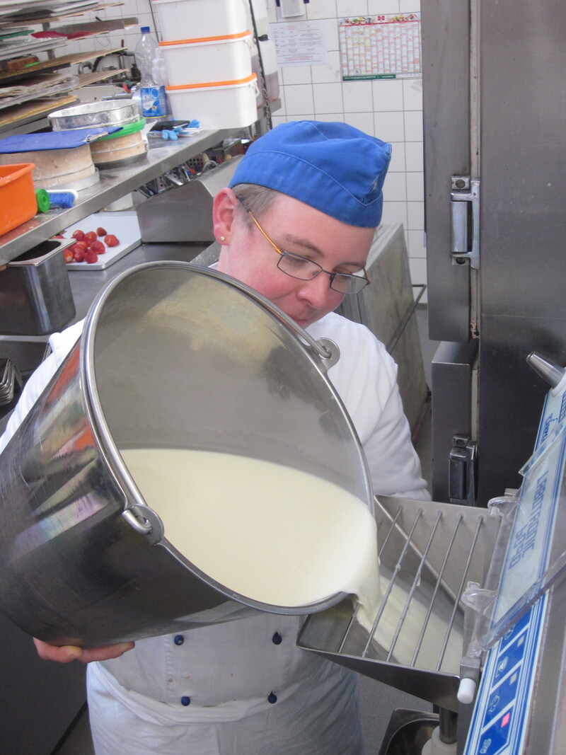 Einfüllen in die Eismaschine