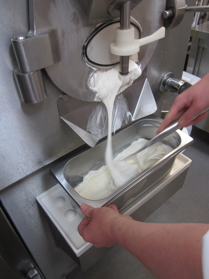 Fertig, das Eis wird in 5-Liter-Wannen gefüllt.